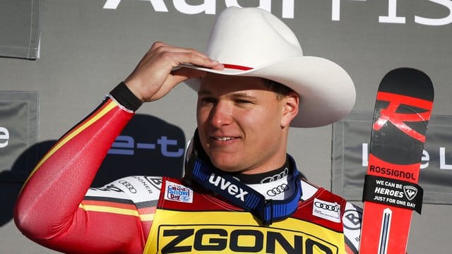 Thomas Dreßen bekam nach seinem Abfahrtssieg in Lake Louise auch einen Cowboyhut geschenkt. Thomas Dreßen bekam nach seinem Abfahrtssieg in Lake Louise auch einen Cowboyhut geschenkt.