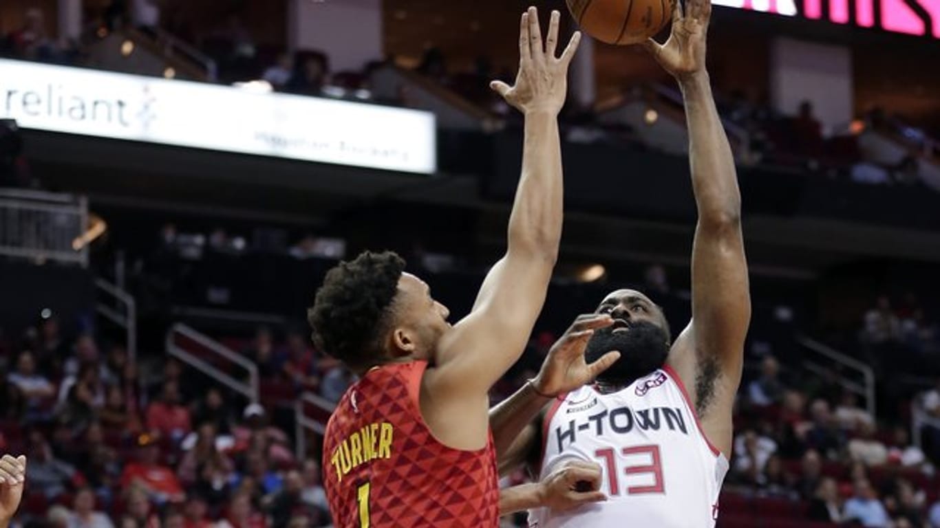 James Harden (r) von den Houston Rockets erzielte gegen die Atlanta Hawks 60 Punkte.
