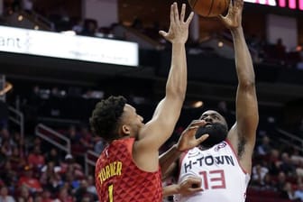 James Harden (r) von den Houston Rockets erzielte gegen die Atlanta Hawks 60 Punkte.
