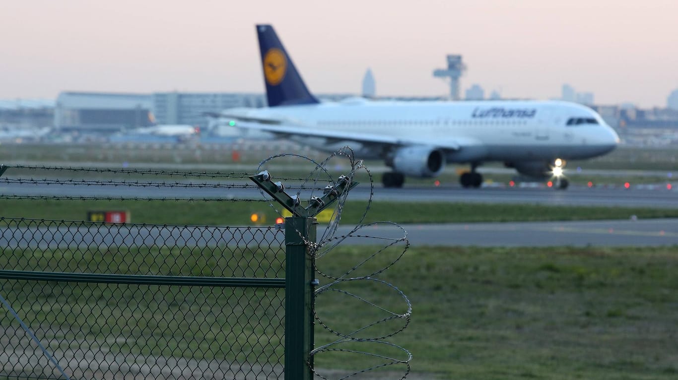 Ein Flugzeug der Lufthansa startet vom Flughafen Frankfurt/Main (Symbolfoto): Einige Tausend Menschen haben mehrfach Asyl in Deutschland beantragt.
