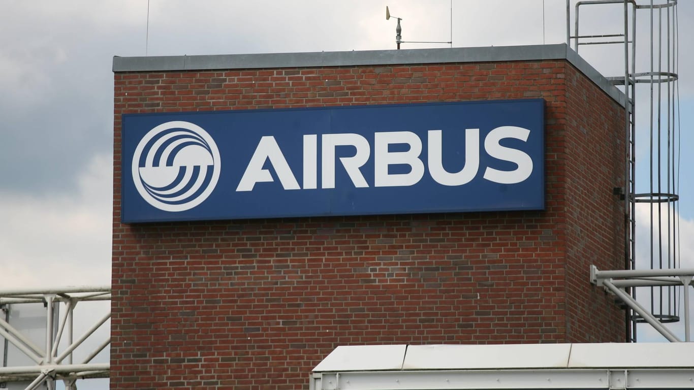 Airbus Werksgelände in Hamburg: Der Konzern hat mehrere Mitarbeiter entlassen, gegen die die Staatsanwaltschaft ermittelt. (Symbolbild)