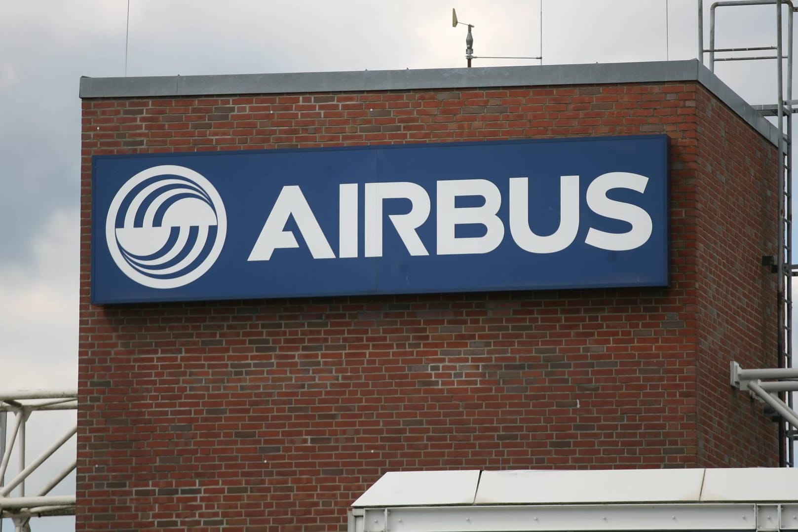 Airbus Werksgelände in Hamburg: Der Konzern hat mehrere Mitarbeiter entlassen, gegen die die Staatsanwaltschaft ermittelt. (Symbolbild)