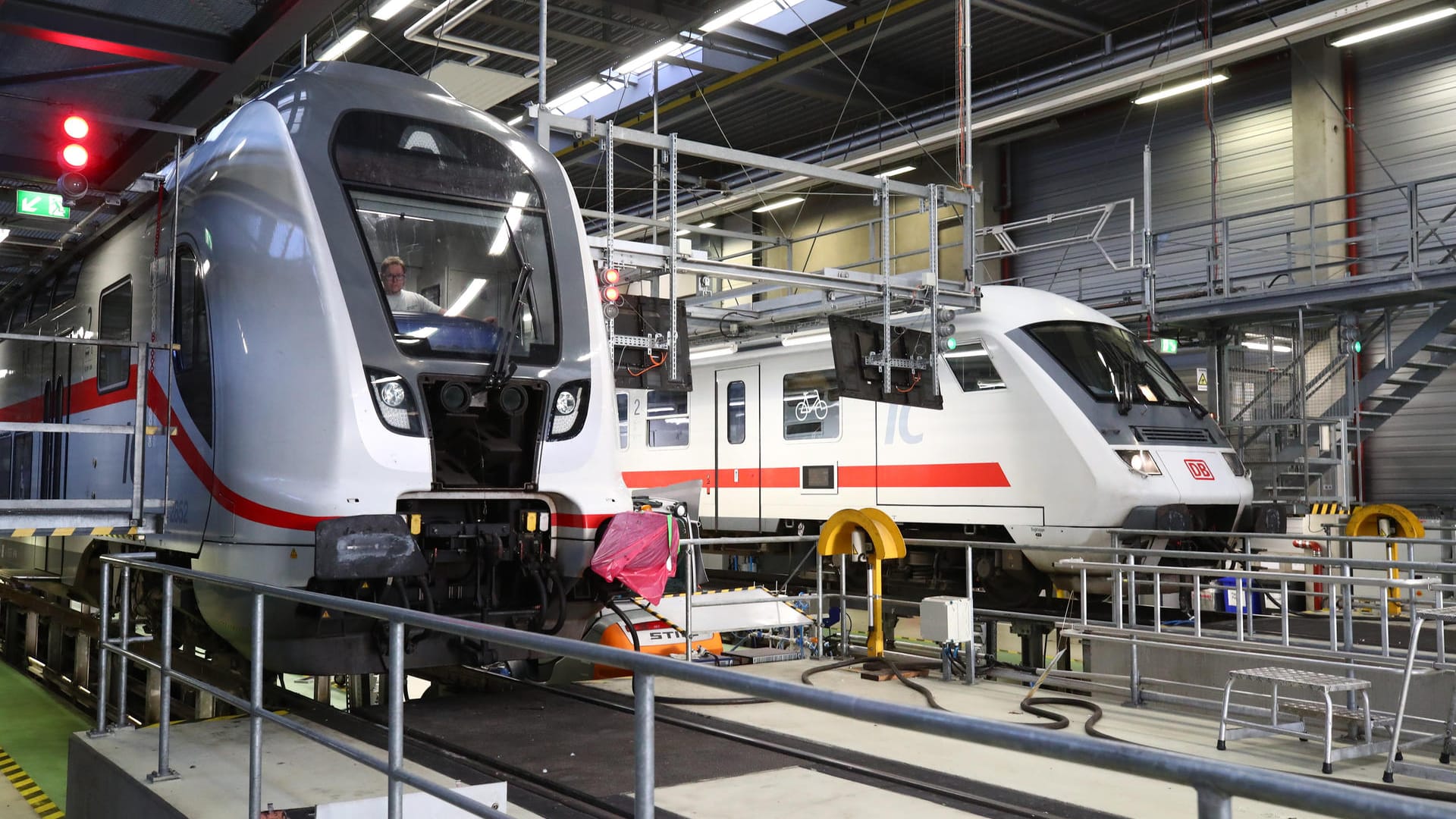 Wagen der Deutschen Bahn im ICE Werk zur Inspektion und Wintervorbereitung: Der Konzern trifft im Kampf gegen Schnee und Eis umfangreiche Vorkehrungen.