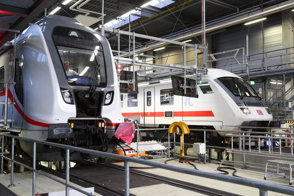 Wagen der Deutschen Bahn im ICE Werk zur Inspektion und Wintervorbereitung: Der Konzern trifft im Kampf gegen Schnee und Eis umfangreiche Vorkehrungen.