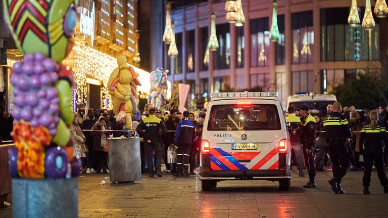 Die Grote Marktstraat in Den Haag nach der Tat am Freitagabend: Drei Jugendliche wurden verletzt.