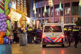 Die Grote Marktstraat in Den Haag nach der Tat am Freitagabend: Drei Jugendliche wurden verletzt.
