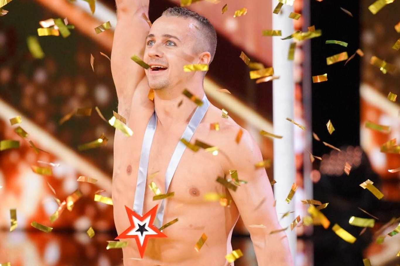 Dima Shine: Der Pole-Akrobat aus Amerika zieht ins "Supertalent"-Finale ein.