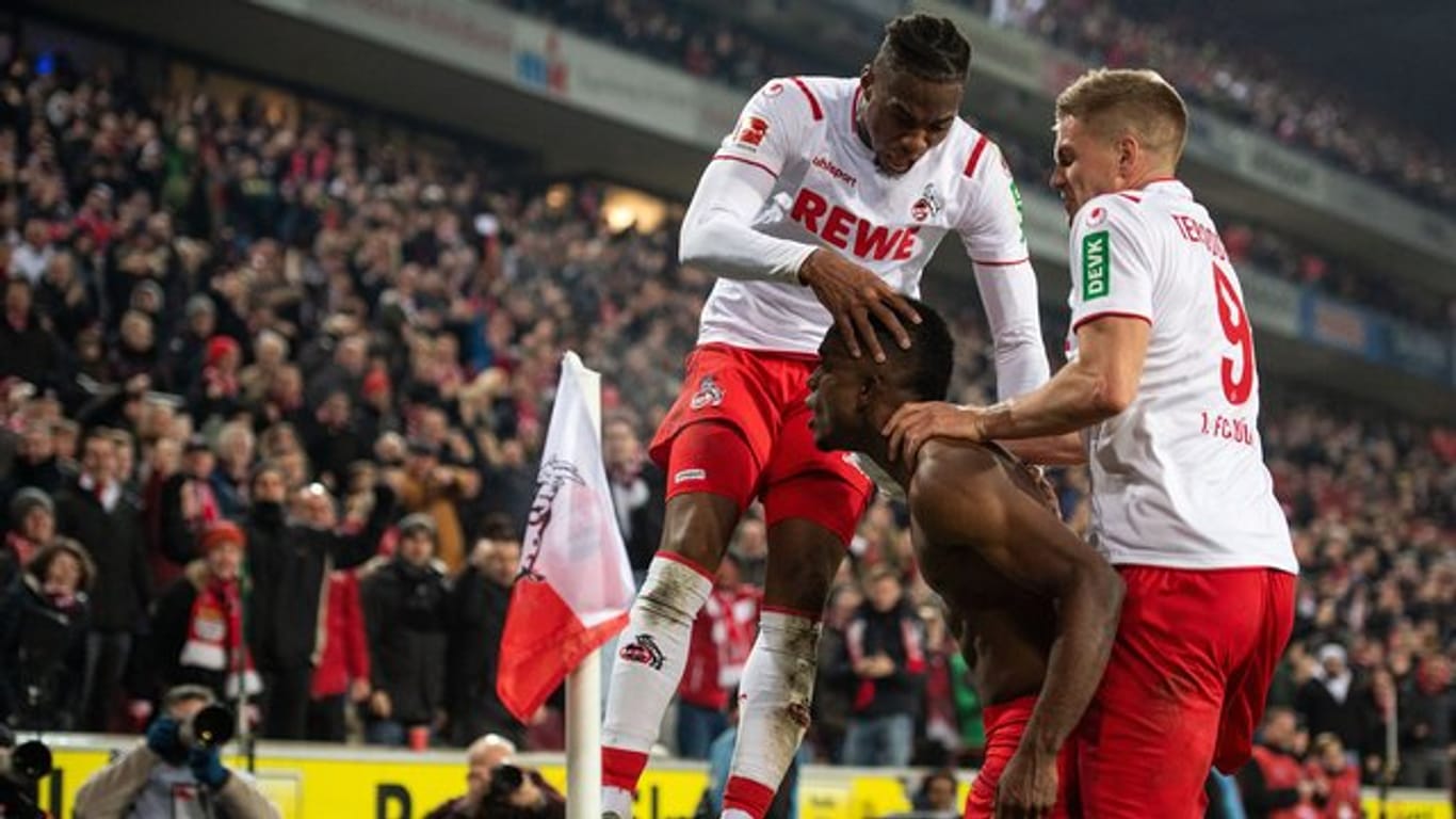 Die Kölner Kingley Ehizibue (l) und Simon Terodde (r) feiern mit Torschütze Jhon Cordoba den Treffer zum 1:1 Ausgleich.