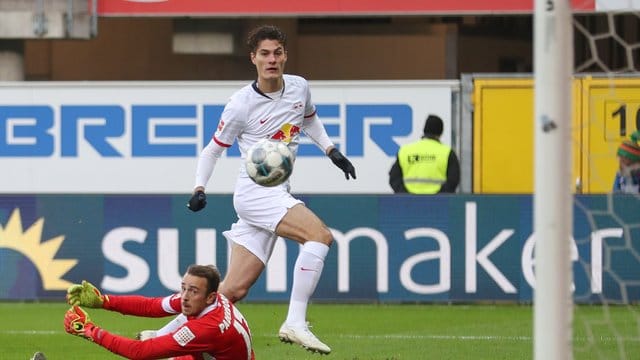 Paderborns Torwart Leopold Zingerle (l) kassiert den Trefer zum 0:1 durch Patrik Schick (r): Leipzig siegt mit 3:2 beim SC.