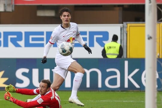 Paderborns Torwart Leopold Zingerle (l) kassiert den Trefer zum 0:1 durch Patrik Schick (r): Leipzig siegt mit 3:2 beim SC.