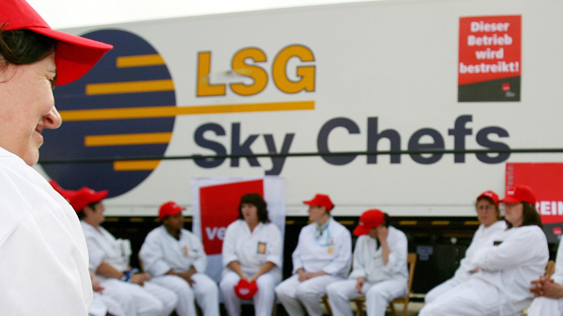 Mitarbeiter der Lufthansa-Catering-Firma "LSG - Sky Chefs": Verdi plant am Montag einen 24-stündigen Streik.