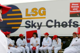 Mitarbeiter der Lufthansa-Catering-Firma "LSG - Sky Chefs": Verdi plant am Montag einen 24-stündigen Streik.