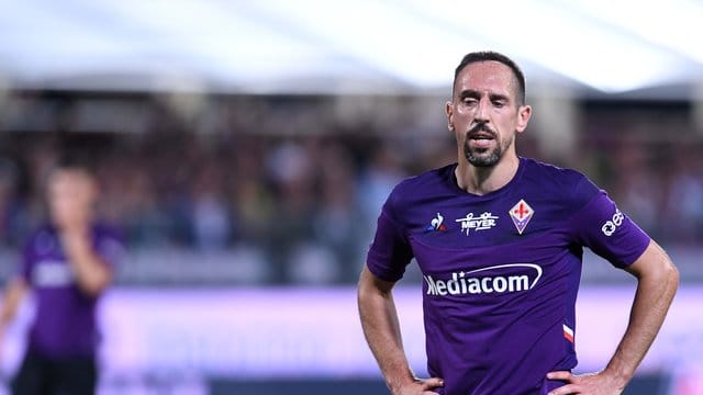 Frank Ribéry hat sich beim Spiel gegen den US Lecce am Knöchel verletzt. Frank Ribéry hat sich beim Spiel gegen den US Lecce am Knöchel verletzt.
