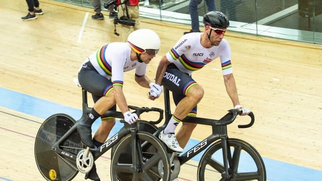 Roger Kluge (r) und Theo Reinhardt (l) aus Deutschland jubeln über den Sieg beim Madison-Doppel.