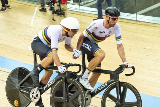 Roger Kluge (r) und Theo Reinhardt (l) aus Deutschland jubeln über den Sieg beim Madison-Doppel.