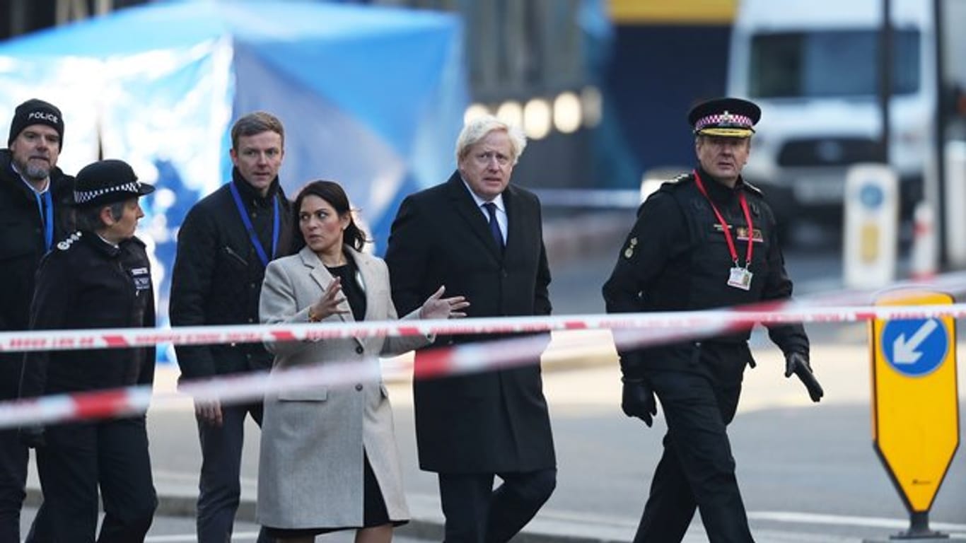 Boris Johnson zusammen mit Innenministerin Priti Patel und Polizisten am Ort der Bluttat auf der London Bridge.