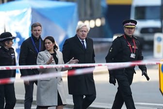 Boris Johnson zusammen mit Innenministerin Priti Patel und Polizisten am Ort der Bluttat auf der London Bridge.