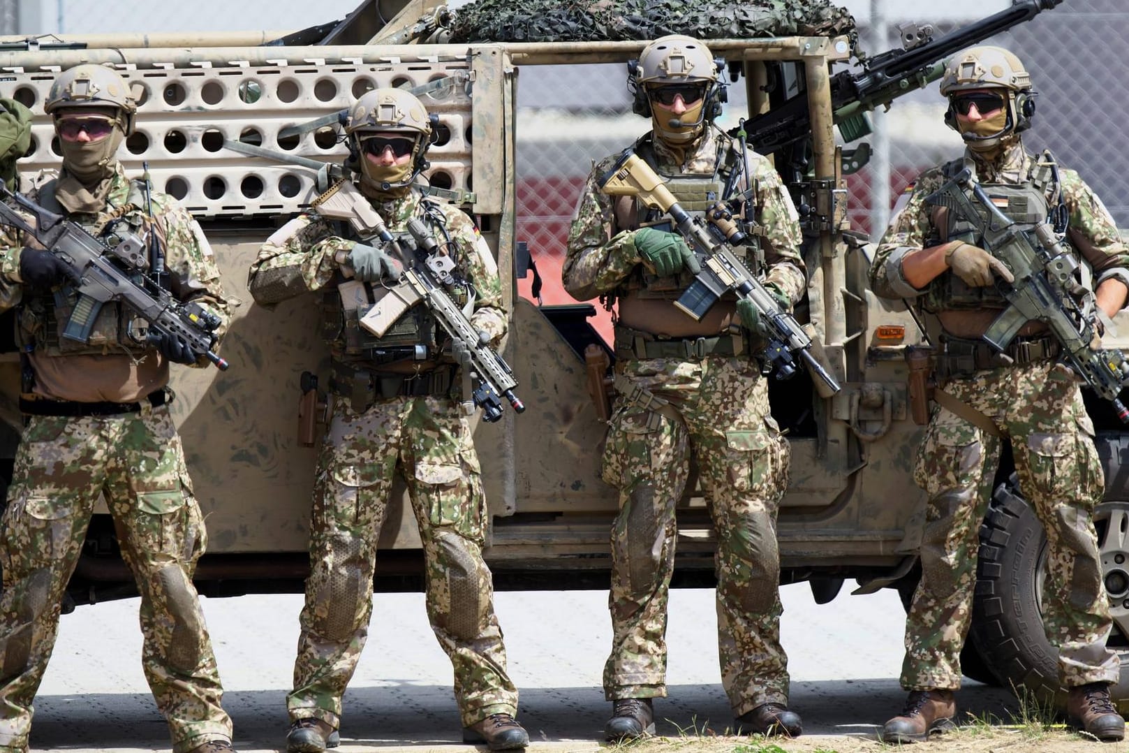 Kommando Spezialkräfte (KSK) bei einer Aufstellung am Tag der Bundeswehr (Symbolbild): Der MAD ermittelt gegen mehrere KSK-Angehörige wegen des Verdachts auf Rechtsextremismus.