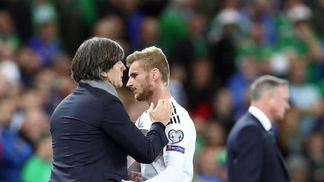 Ist in der Nationalmannschaft gesetzt: Timo Werner (r) bei einer Auswechslung durch Bundestrainer Joachim Löw. Ist in der Nationalmannschaft gesetzt: Timo Werner (r) bei einer Auswechslung durch Bundestrainer Joachim Löw.