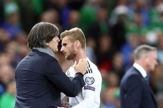 Ist in der Nationalmannschaft gesetzt: Timo Werner (r) bei einer Auswechslung durch Bundestrainer Joachim Löw.