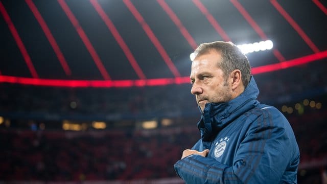 Kann trotz der Niederlage durch Leverksuen auf eine längere Amtszeit als Bayern-Trainer hoffen: Hansi Flick. Kann trotz der Niederlage durch Leverksuen auf eine längere Amtszeit als Bayern-Trainer hoffen: Hansi Flick.