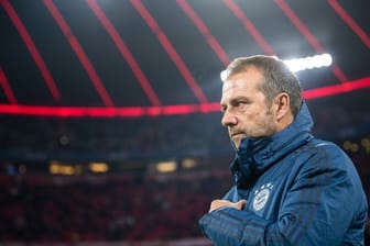 Kann trotz der Niederlage durch Leverksuen auf eine längere Amtszeit als Bayern-Trainer hoffen: Hansi Flick.