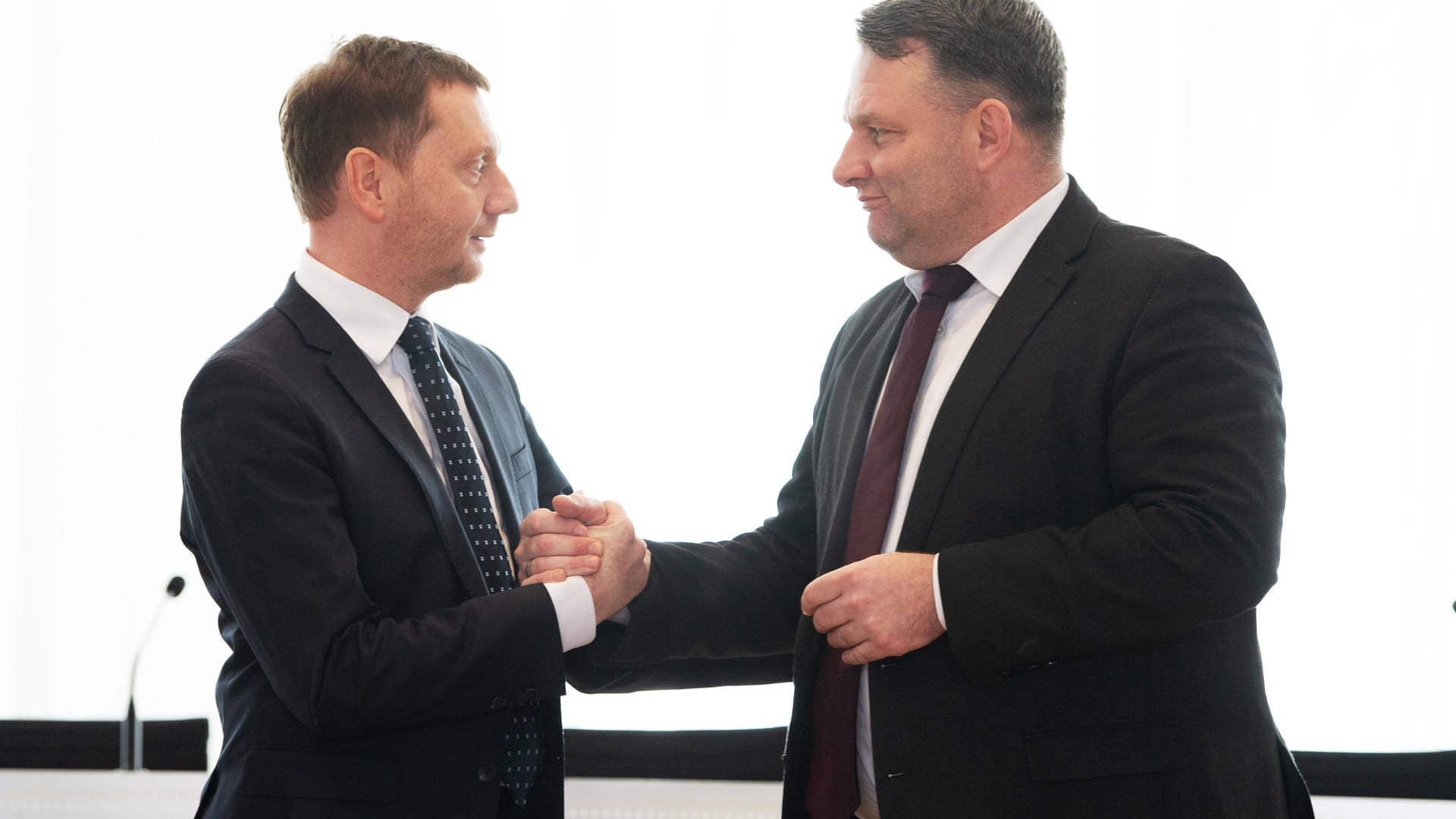 Michael Kretschmer (l.): Der CDU-Politiker hat mit Grünen und der SPD über eine neue Regierung in Sachsen verhandelt. Michael Kretschmer (l.): Der CDU-Politiker hat mit Grünen und der SPD über eine neue Regierung in Sachsen verhandelt.