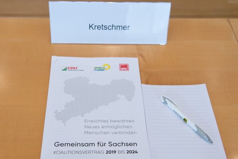 Der Koalitionsvertrag auf dem Platz von Sachsens Ministerpräsident Kretschmer im Landtag.