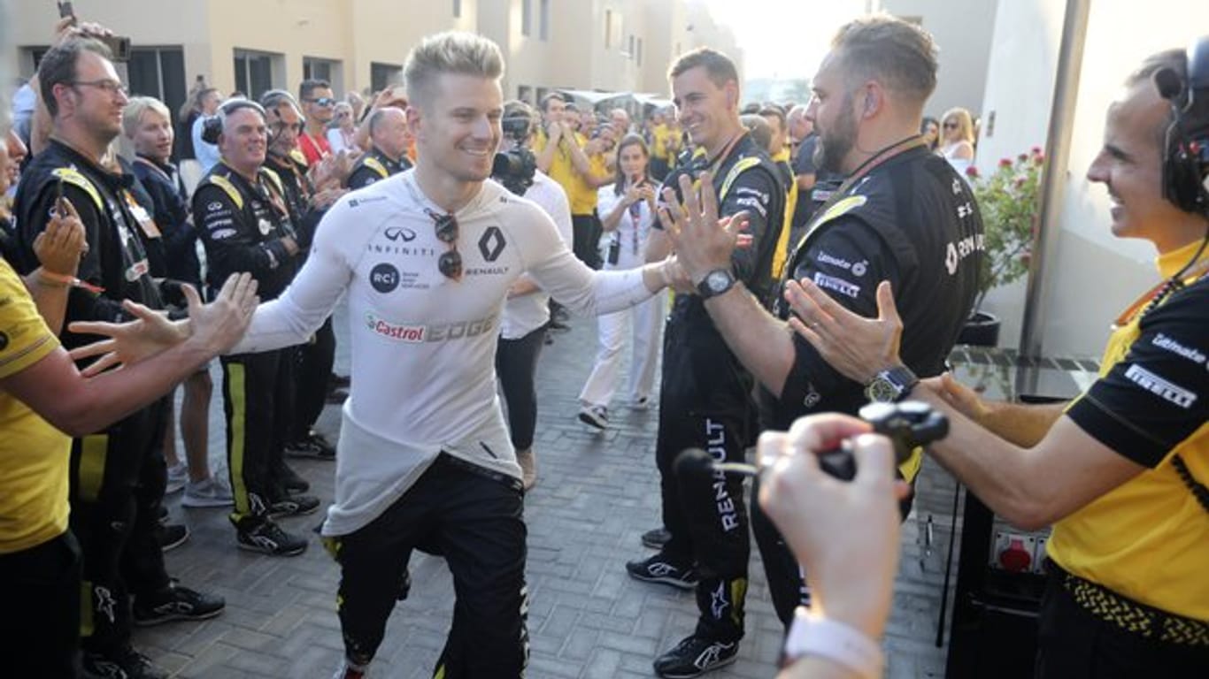 Wird vor dem Rennen in Abu Dhabi vom Renault-Team verabschiedet: Nico Hülkenberg (M).
