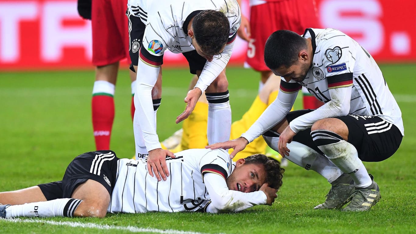 Luca Waldschmidt: Der 23-Jährige (am Boden) verletzte sich im November gegen Weißrussland schwer.