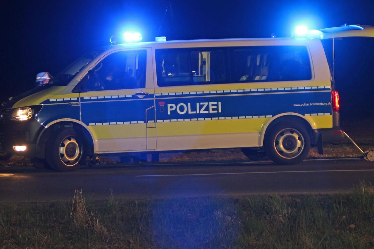 Polizei: Unbekannte haben in Mahlow einen Staubsauger auf eine Bundesstraße geworfen. (Symbolbild)