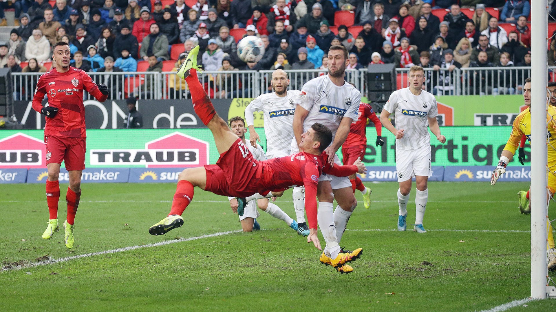 Das war der zweite Abseitstreffer: Mario Gomez akrobatisch per Fallrückzieher.