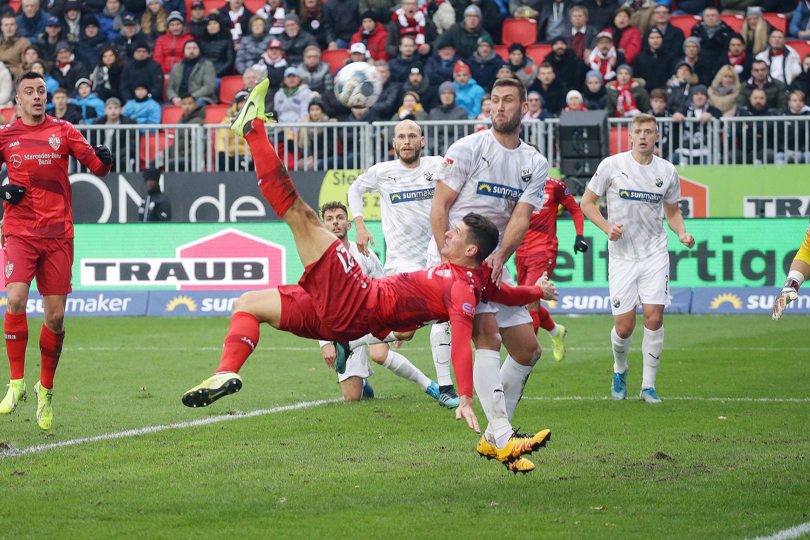 Das war der zweite Abseitstreffer: Mario Gomez akrobatisch per Fallrückzieher.