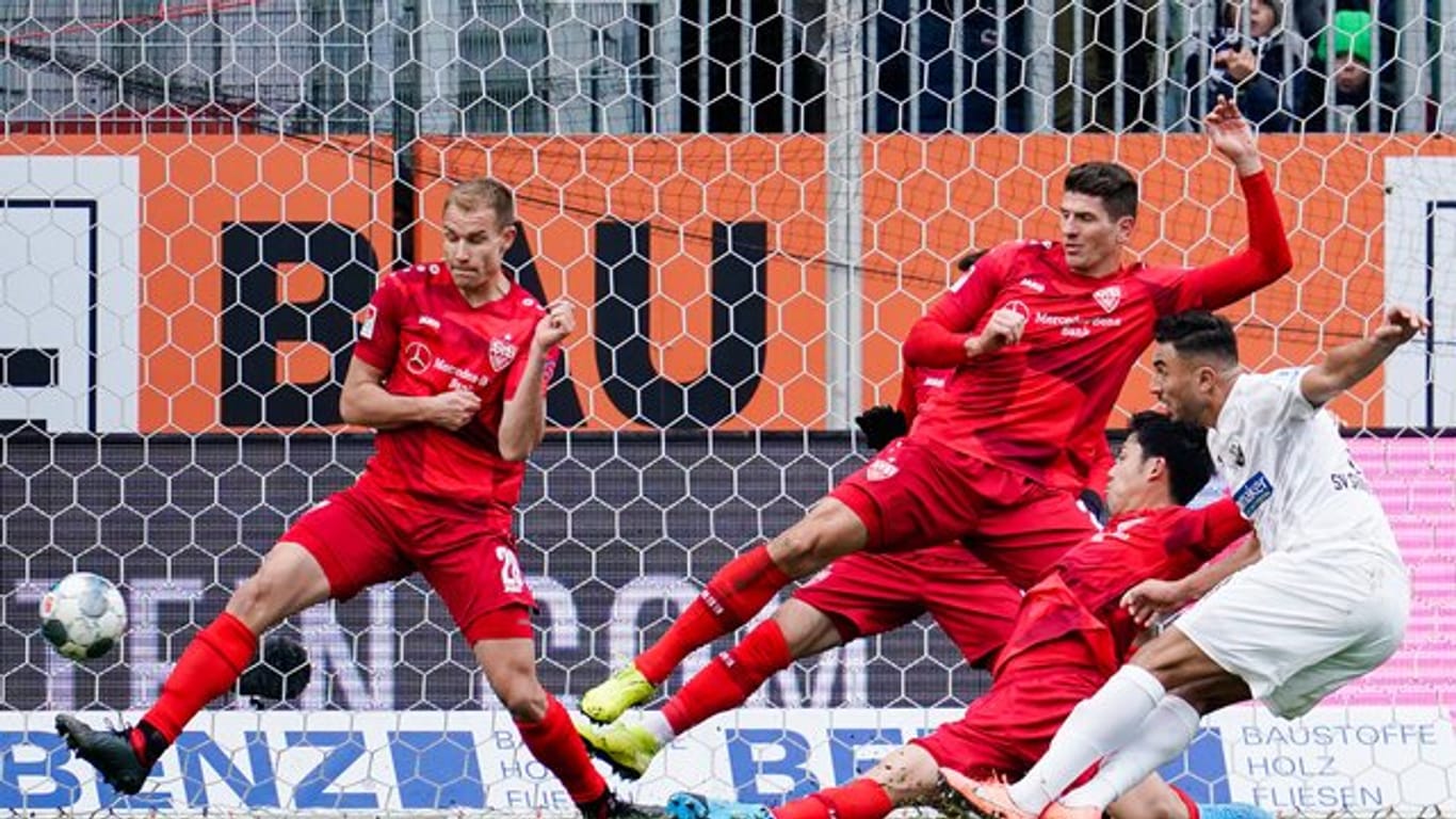 Nach drei aberkannten Tor im Spiel gegen den SV Sandhausen hader Mario Gomez vom VfB Stuttgart mit dem Videobeweis.