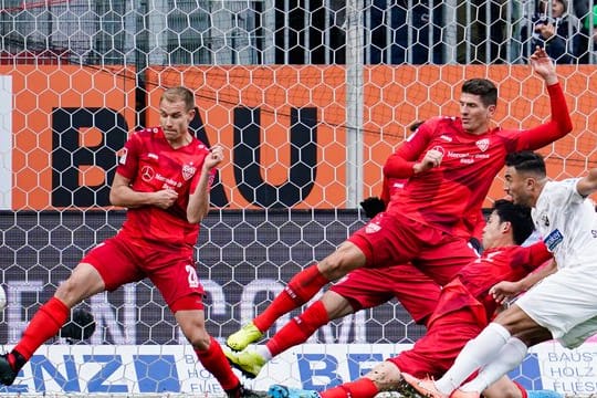 Nach drei aberkannten Tor im Spiel gegen den SV Sandhausen hader Mario Gomez vom VfB Stuttgart mit dem Videobeweis.