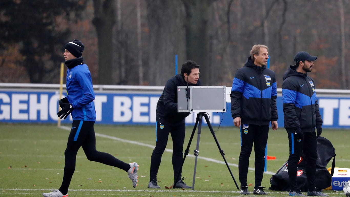 Das Hertha-Training nach der BVB-Pleite: Jürgen Klinsmann und seine Assistenten.
