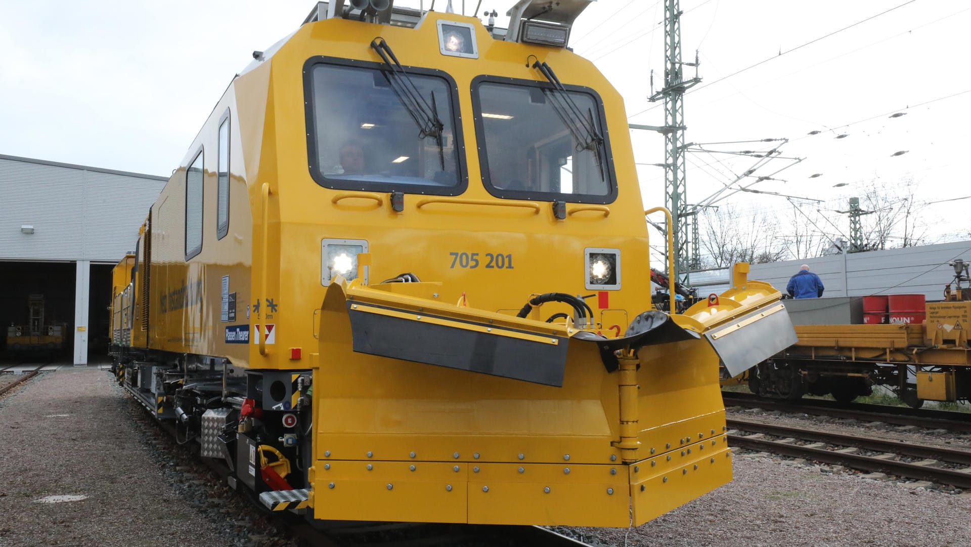 Ein Gleisarbeitswagen mit einem Schneeschieber am Hauptbahnhof in Erfurt.