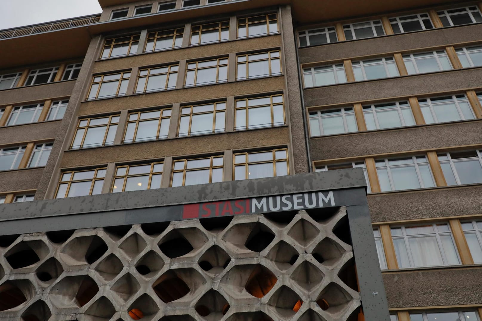 Die ehemalige Zentrale des Ministeriums für Staatssicherheit in der Normannenstrasse in Berlin-Lichtenberg. 30 Jahre nach dem Mauerfall sind hier heute eine Forschungs- und Gedenkstätte mit dem Ziel zur Sammlung, Bewahrung, Dokumentation und Aufarbeitung untergebracht.