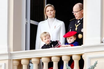 Nationalfeiertag in Monaco: Charlène, Albert, Jacques und Gabriella stehen auf dem Balkon.