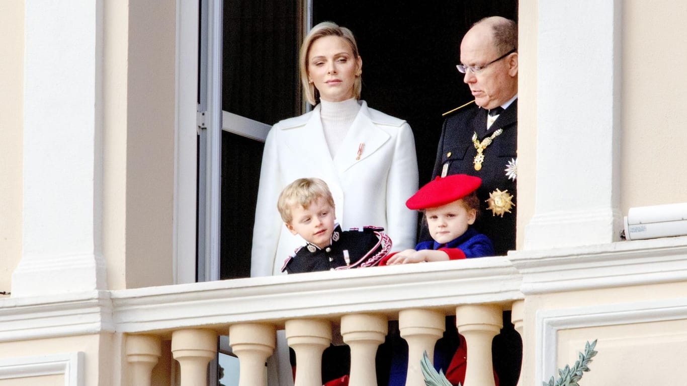 Nationalfeiertag in Monaco: Charlène, Albert, Jacques und Gabriella stehen auf dem Balkon.