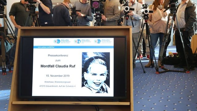 Ein Foto der vor 23 Jahren ermordeten Claudia Ruf während einer Informationsveranstaltung von Staatsanwaltschaft und Polizei. Ein Foto der vor 23 Jahren ermordeten Claudia Ruf während einer Informationsveranstaltung von Staatsanwaltschaft und Polizei.