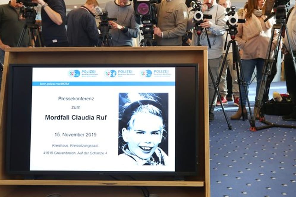 Ein Foto der vor 23 Jahren ermordeten Claudia Ruf während einer Informationsveranstaltung von Staatsanwaltschaft und Polizei.
