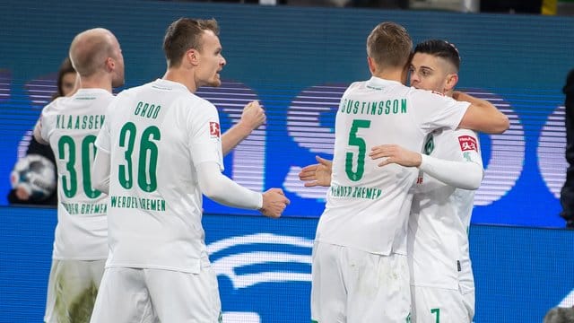 Bremens Milot Rashica (r) wird nach seinem Führungstor gefeiert.