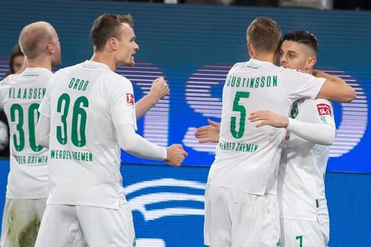 Bremens Milot Rashica (r) wird nach seinem Führungstor gefeiert.