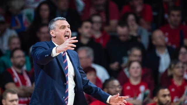 Bayerns Basketballer und Trainer Dejan Radonjic bleiben bei einer perfekten Bundesliga-Saisonbilanz.