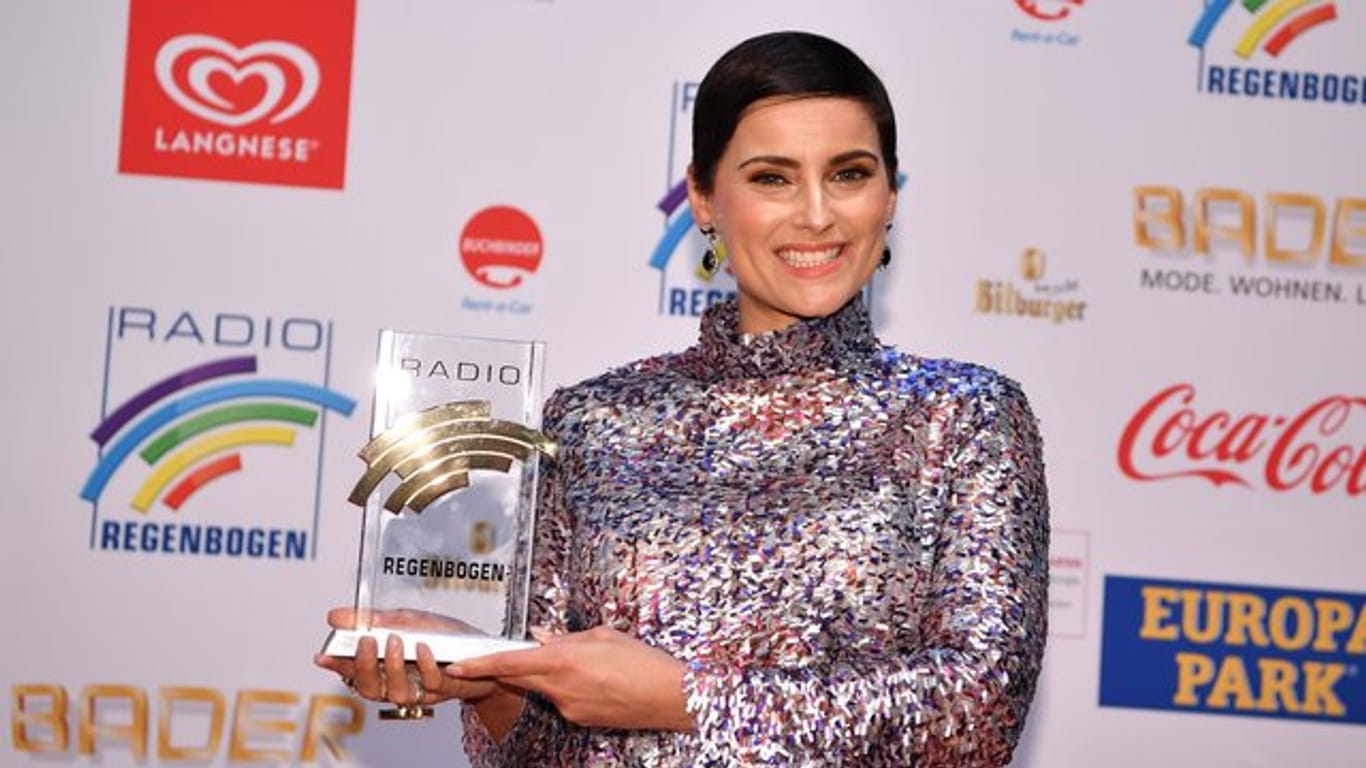 Nelly Furtado mit ihrem Radio Regenbogen Award, den sie 2017 bekommen hat.
