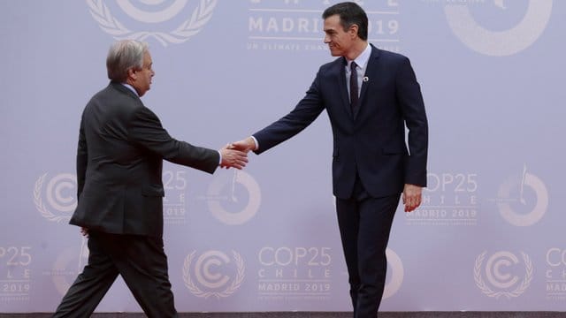 Pedro Sanchez (r), amtierender Ministerpräsident von Spanien, empfängt UN-Generalsekretär Antonio Guterres auf dem 25.