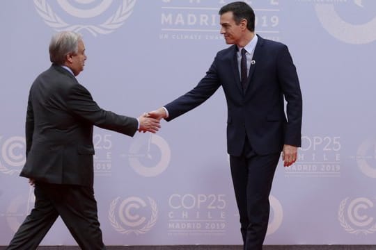 Pedro Sanchez (r), amtierender Ministerpräsident von Spanien, empfängt UN-Generalsekretär Antonio Guterres auf dem 25.