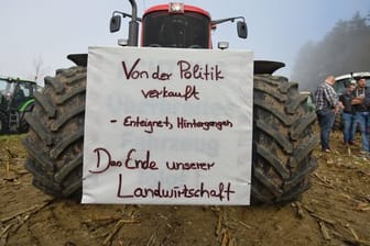 Bauern sammeln sich in der Nähe des Autobahnkreuzes Bayreuth/Kulmbach, um gegen die Agrarpolitik der Bundesregierung zu protestieren.