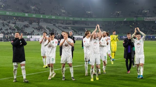 Die Spieler von Werder Bremen feiern den Sieg in Wolfsburg vor ihrer Fankurve. Die Spieler von Werder Bremen feiern den Sieg in Wolfsburg vor ihrer Fankurve.